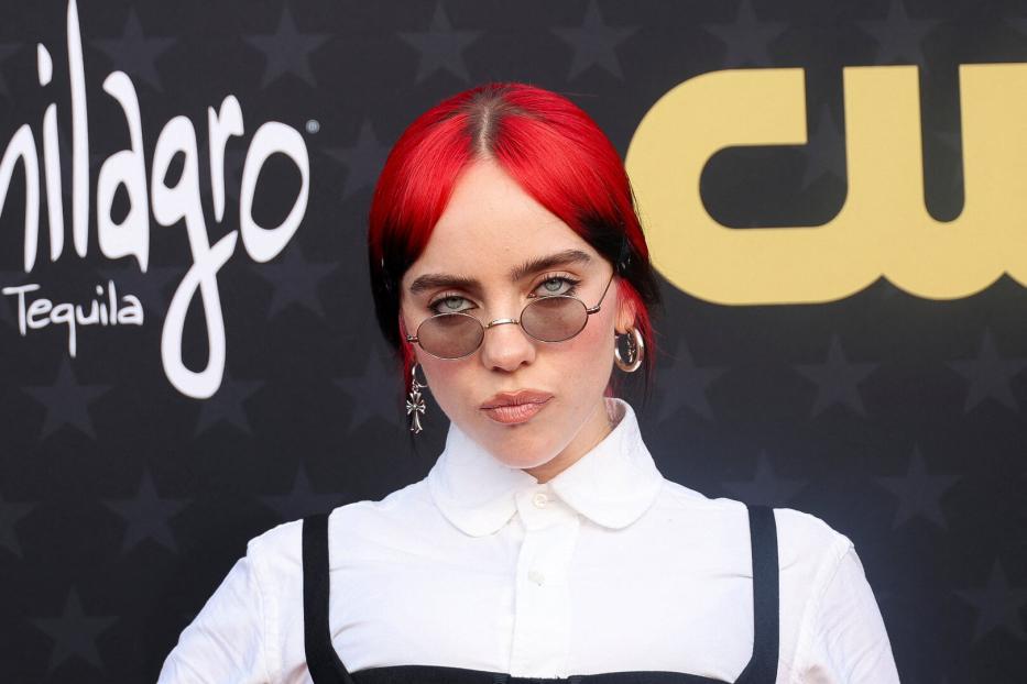 Billie Eilish mit roten Haaren auf den Critics Choice Awards 2024