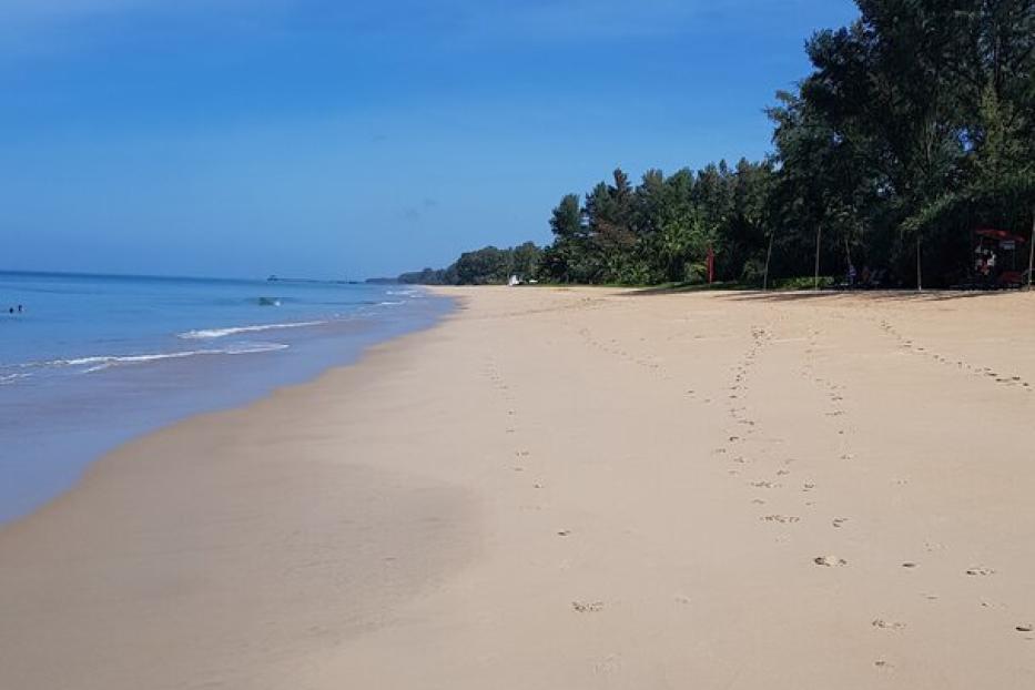 Natai Beach in der Provinz Phang Nga ist einer der leeren Flecken auf Phuket