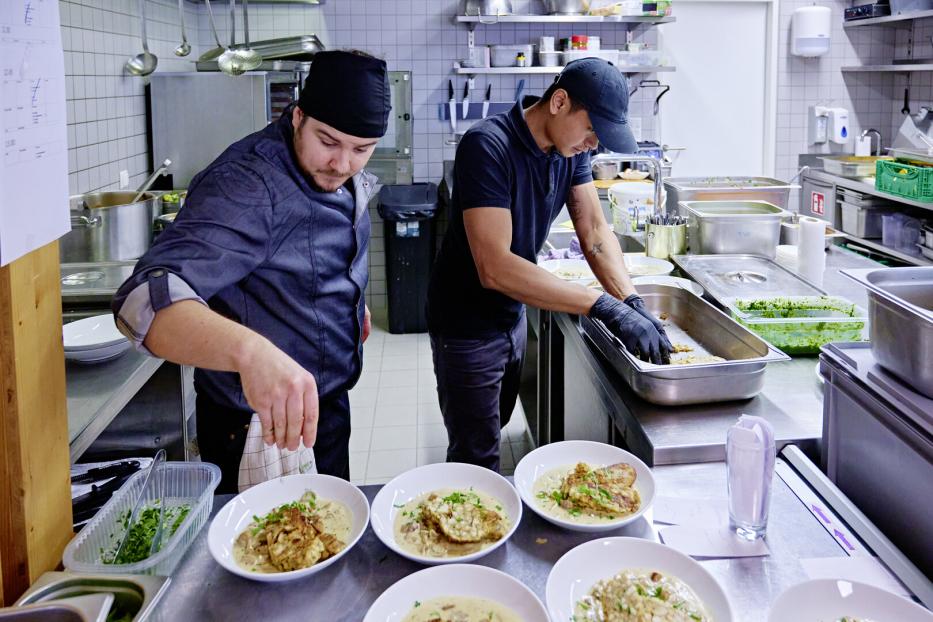 Boris Drlicek im Mimi im Stadtelefant Sonnwendviertel richtet vegane Knödel mit Schwammerlsauce an