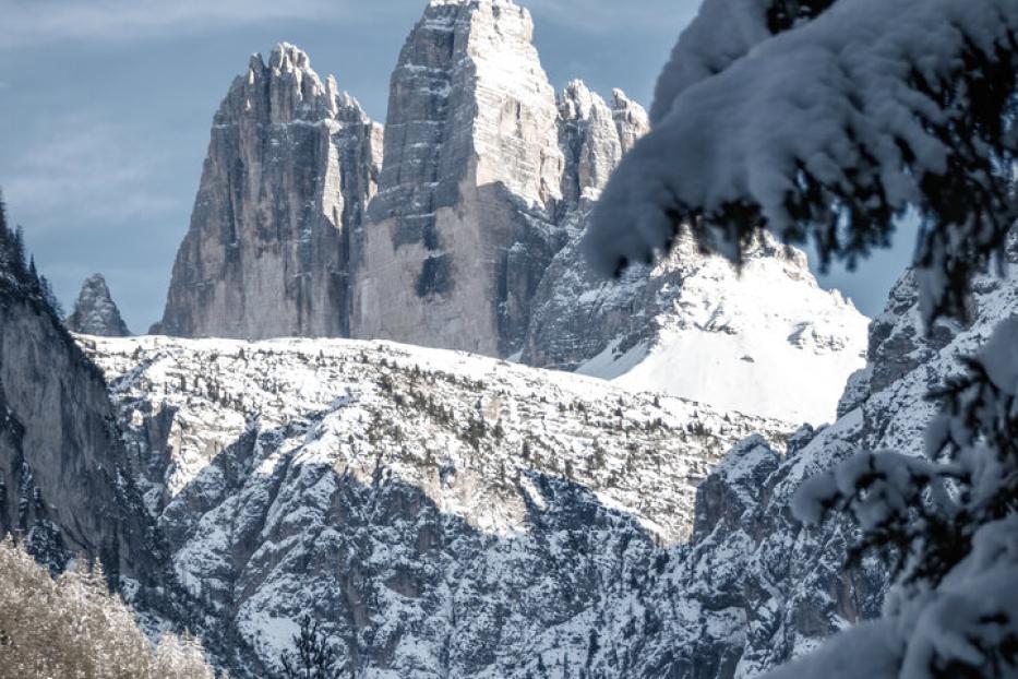 Blick auf die 3 Zinnen in den Dolomiten, Südtirol, Italien, Schneelandschaft, Berge