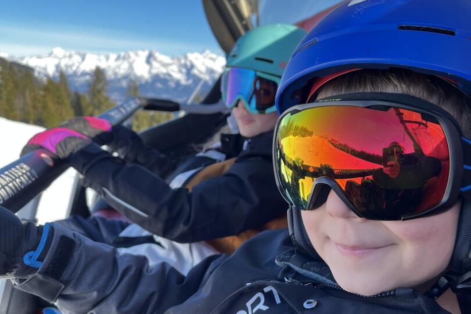 Kinder mit Skibrille am Sessellift, Schmittenhöhe Zell am See