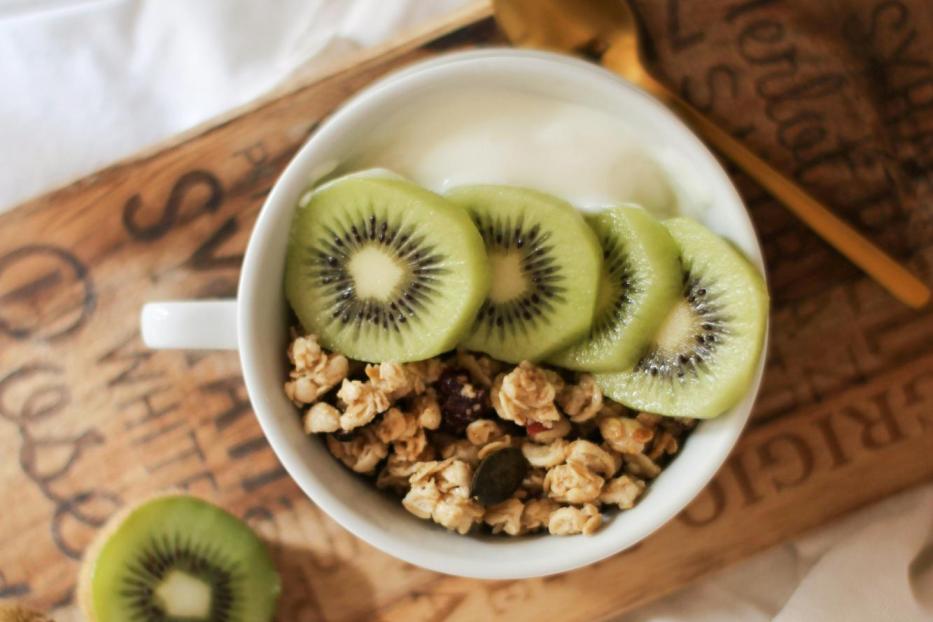 Kiwis in einer Schüssel zusammen mit Cornflakes