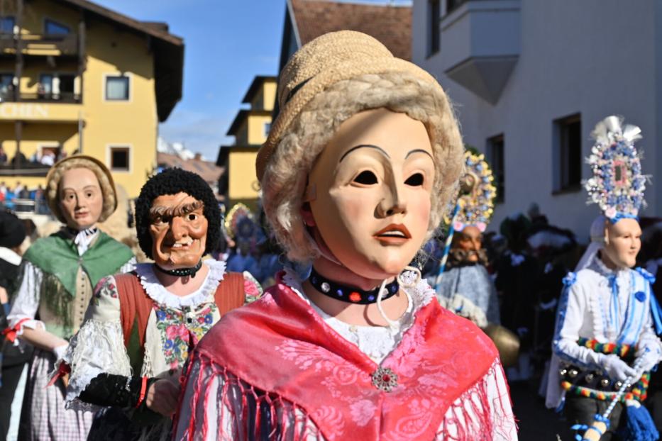 Verschiedene Masken (Larven) beim Imster Schemenlaufen, Männer in Frauentracht und mit Holzmasken