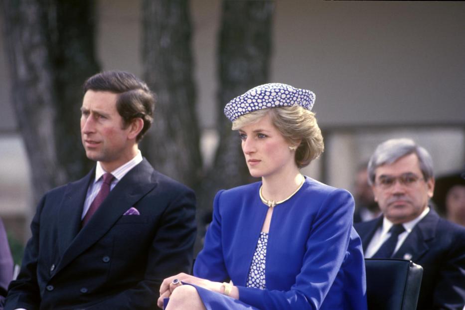 Prinzessin Diana und König Charles sitzen nebeneinander, Jahr 1986