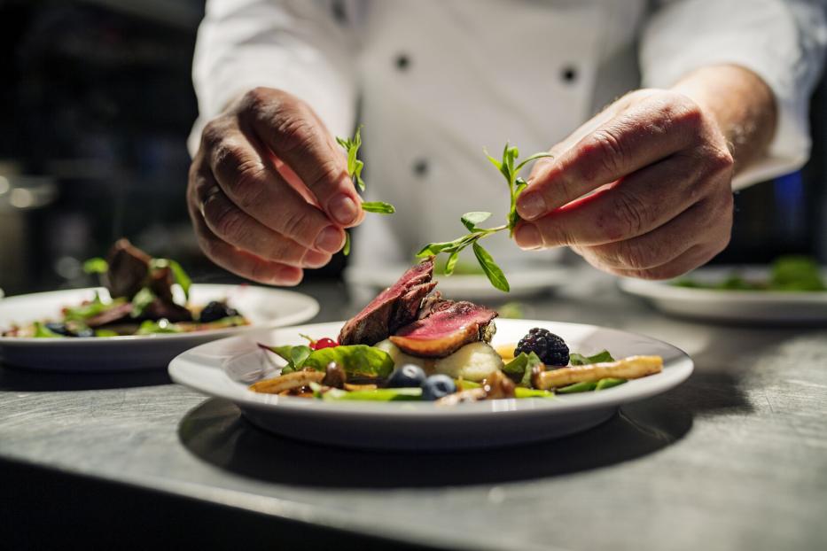 Gourmetkoch bei der Zubeitung seiner Speisen