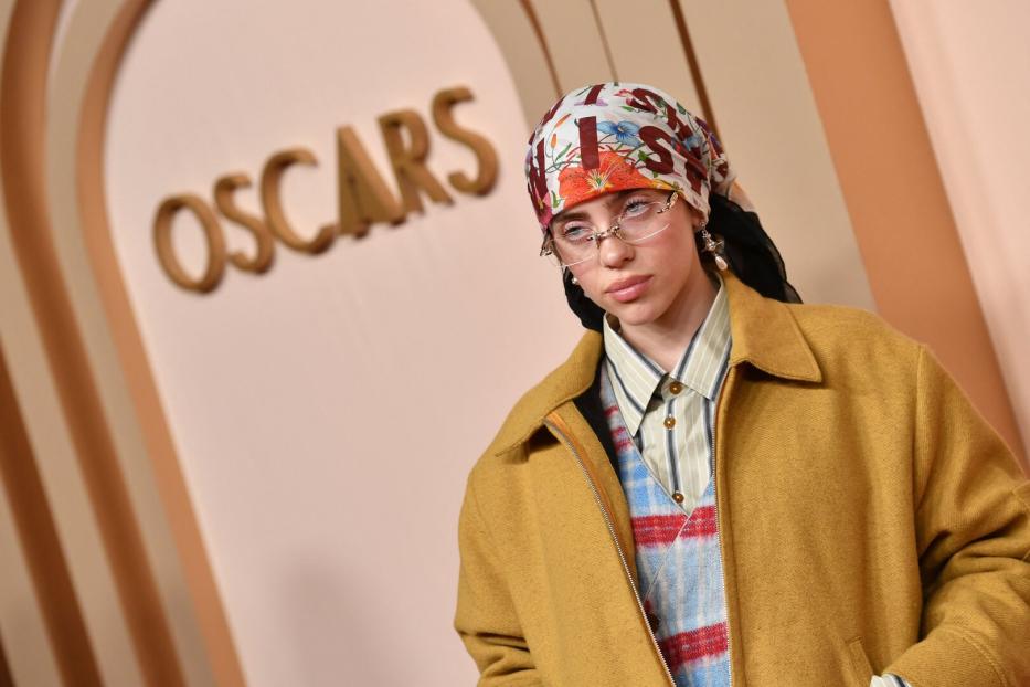 Billie Eilish bei den Oscars mit Kopftuch und Grandpa-Ästhetik