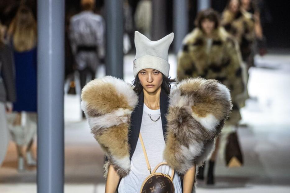 Model posiert für Louis Vuitton