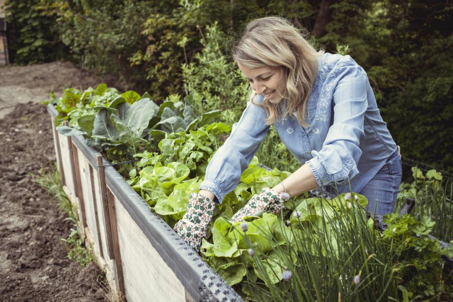 Frau im Garten 