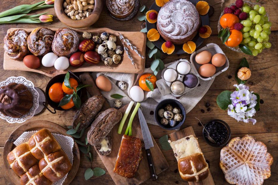 Oster Tisch mit Eiern, Kuchen, Brot und Waffeln