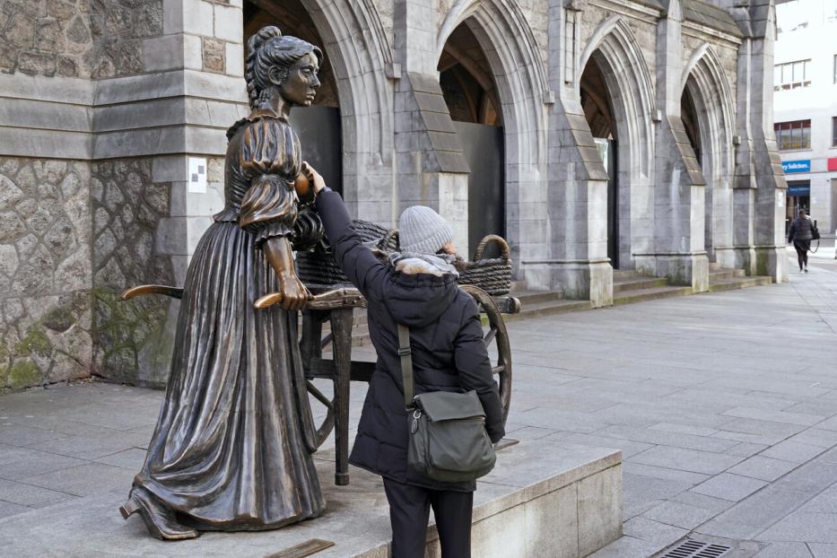 Touristin betatscht Brüste von Molly-Malone-Figur