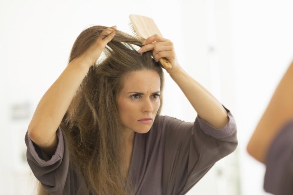 Junge Frau hat einen Bad Hair Day