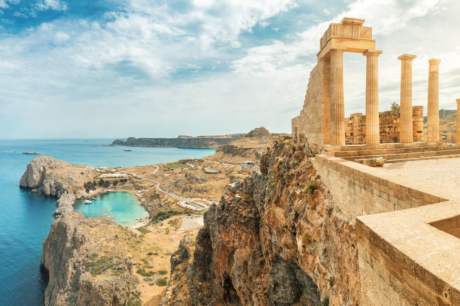 Touristenattraktion Akropolis in Lindos auf der Insel Rhodos, antike Architektur Griechenland, Meer und Buchten im Hintergrund