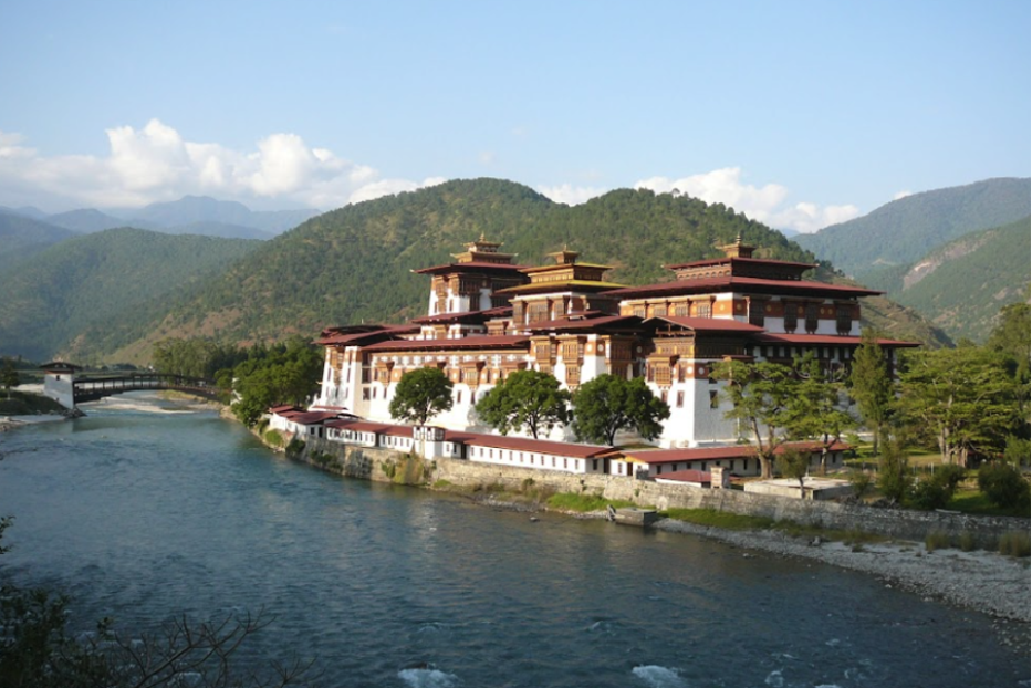 Der imposante Punakha Dzong inmitten des Punakha-Wangdue-Tals in Bhutan