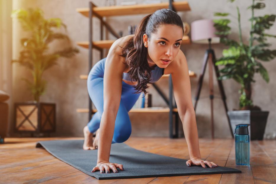 Frau macht ein Cardio-Workout