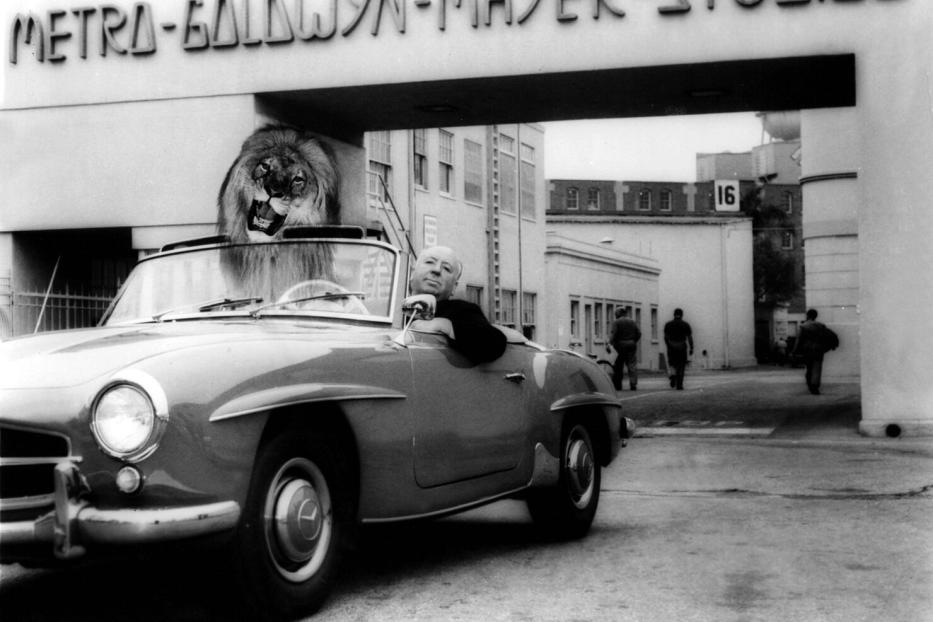 Alfred Hitchcock fuhr mit einem Mercedes-Cabrio aus dem MGM-Studi. Am Rücksitz saß Leo, der Löwe