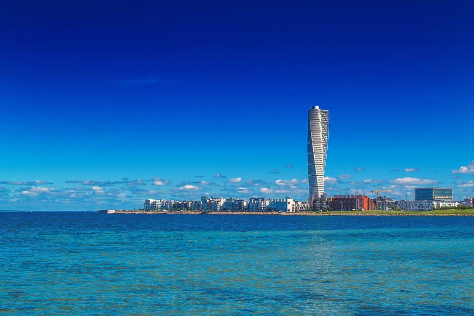 Der Turning Torso war bis vor Kurzem das höchste Gebäude Schwedens. Er überragt die moderne Seestadt Västra Hamnen am Öresund