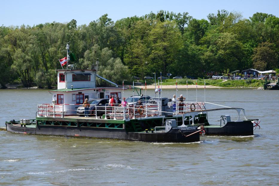 Kleine Fähre auf der Donau