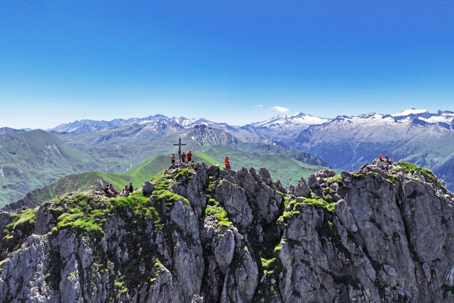 Die Drohne fliegt hoch oben, der Weg aber führt unter dem Draugstein