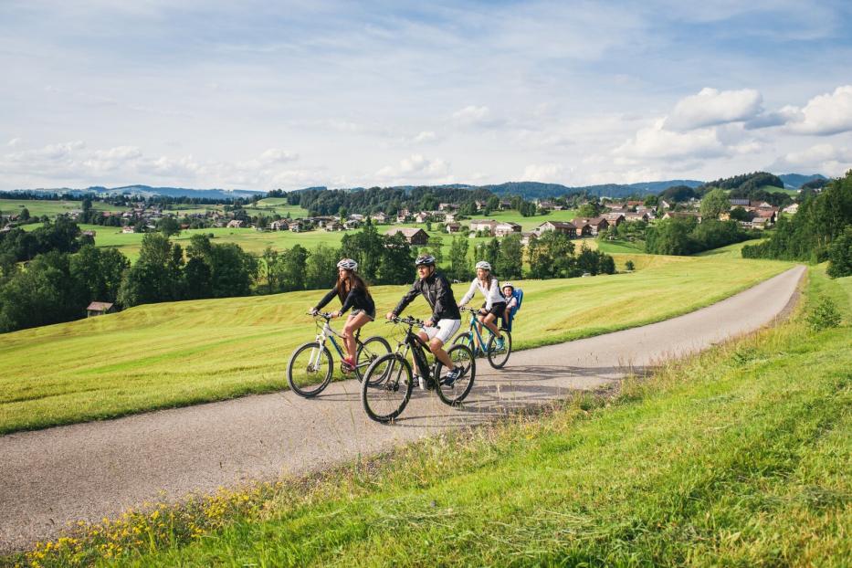 Radfahrer genießen die Landschaften Vorarlbergs