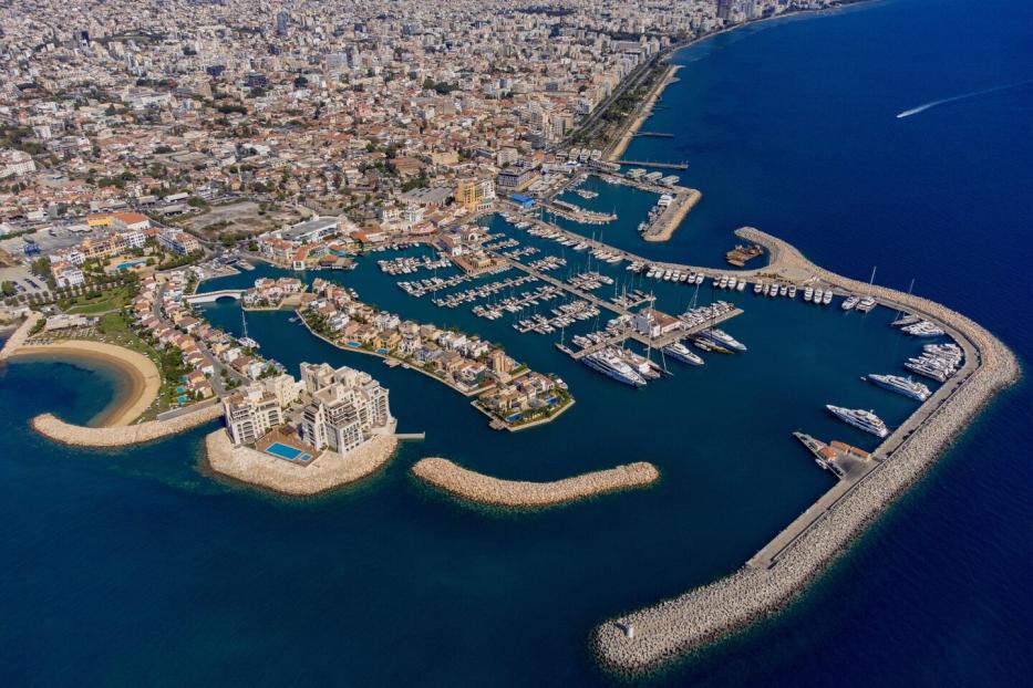 Luftaufnahme Limassol Marina in Zypern, Mittelmeer und Hafen, Hochhäuser am Strand und Yachten