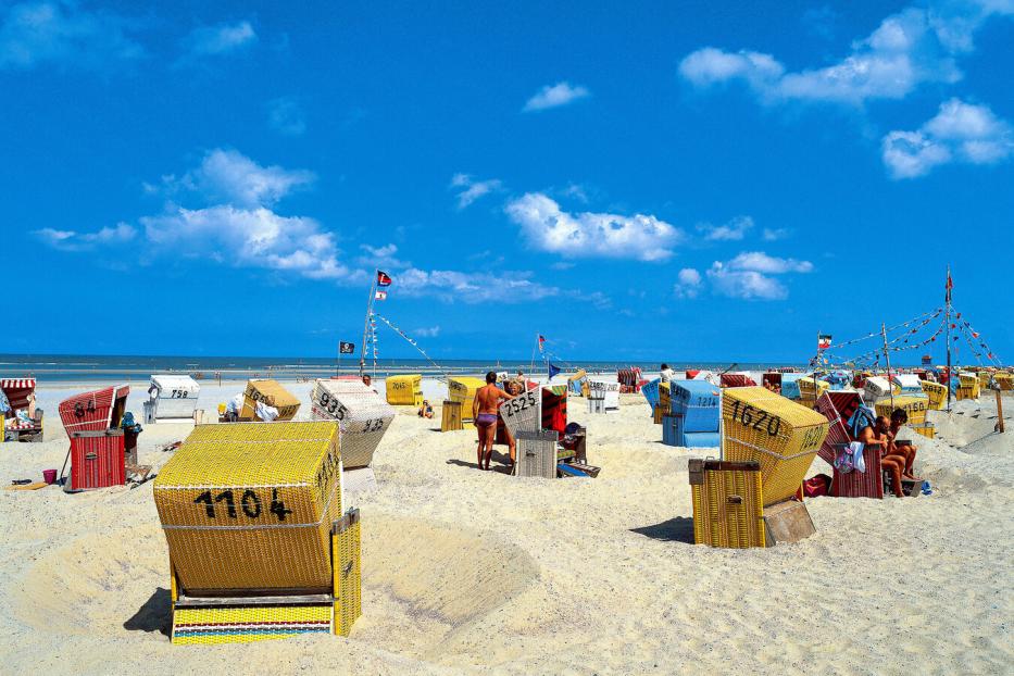 Langeoog ist wegen seines 14 Kilometer langen Strandes beliebt.