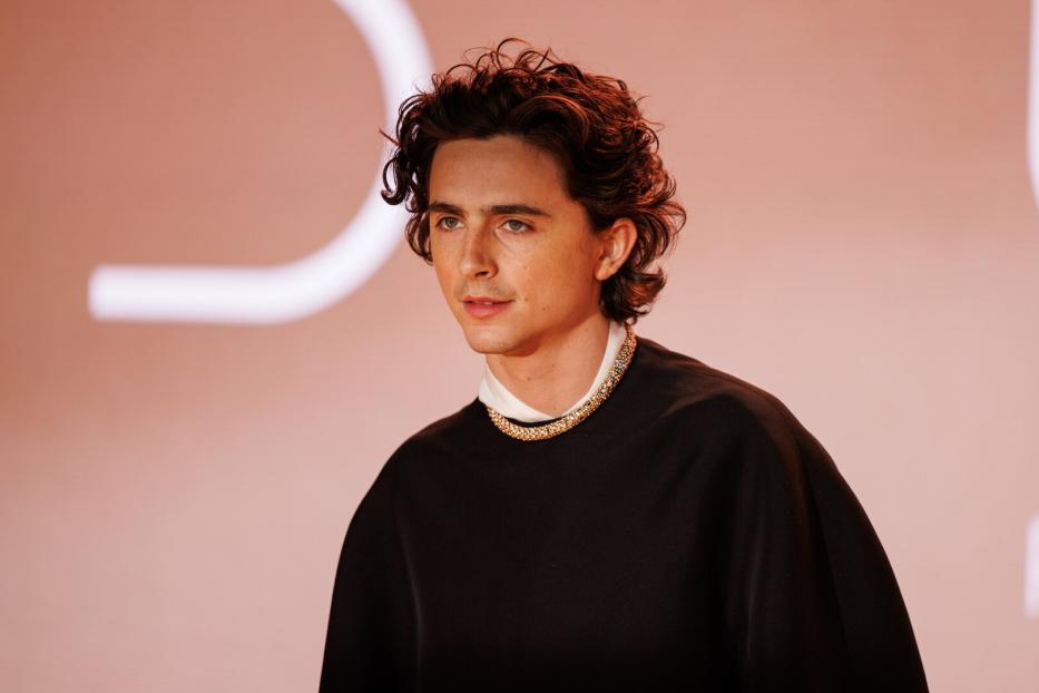 Timothée Hal Chalamet mit schillernder Halskette.