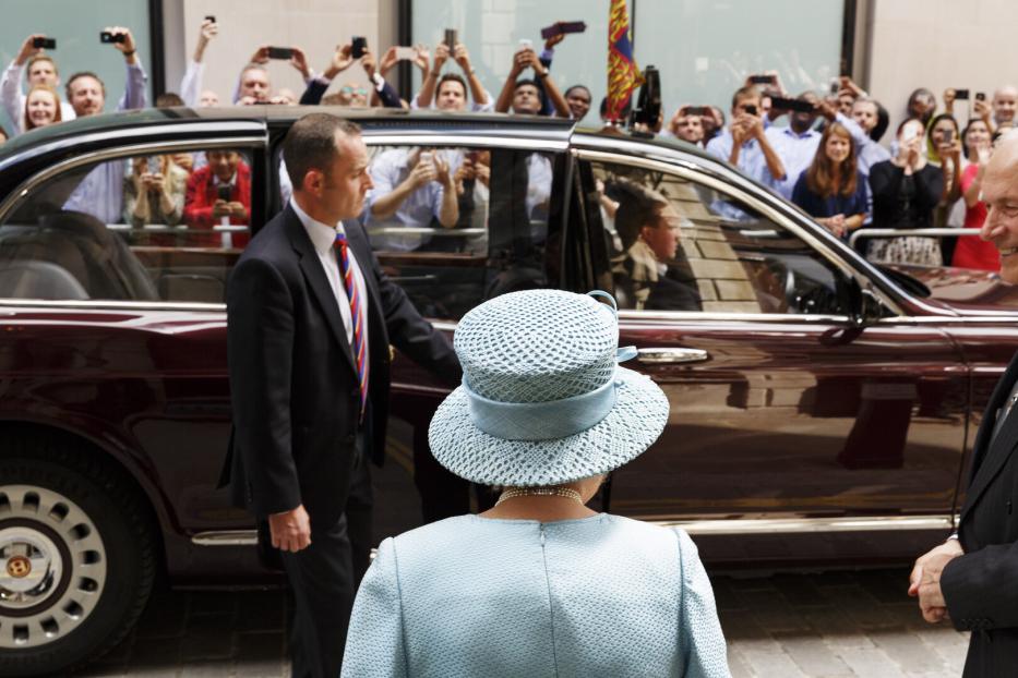 Die Queen auf dem Weg zu einem Auto. 