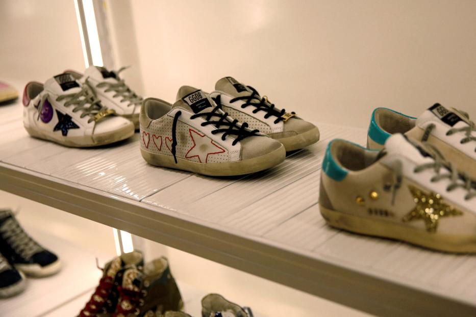 schmutzige Sneaker der Marke Golden Goose