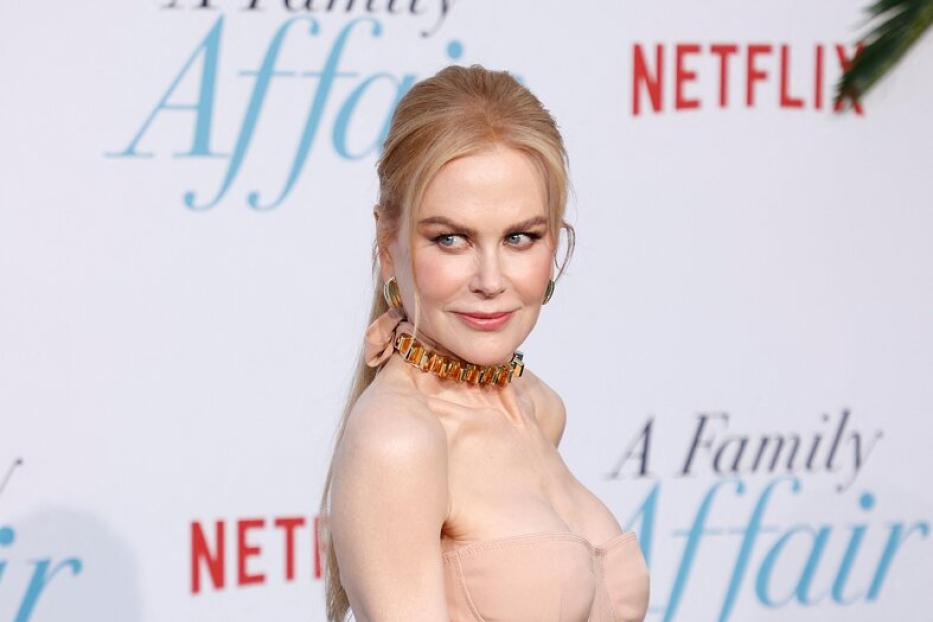 Nicole Kidman posiert im Nude-Kleid auf dem roten Teppich.