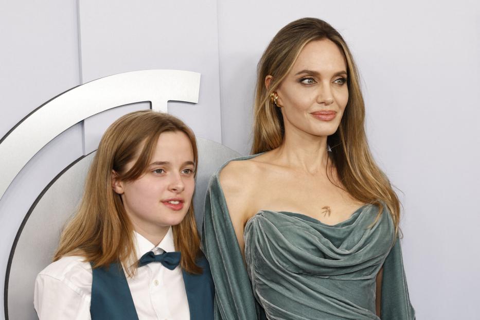 Angelina Jolie und ihre Tochter Vivienne posieren bei den Tony Awards