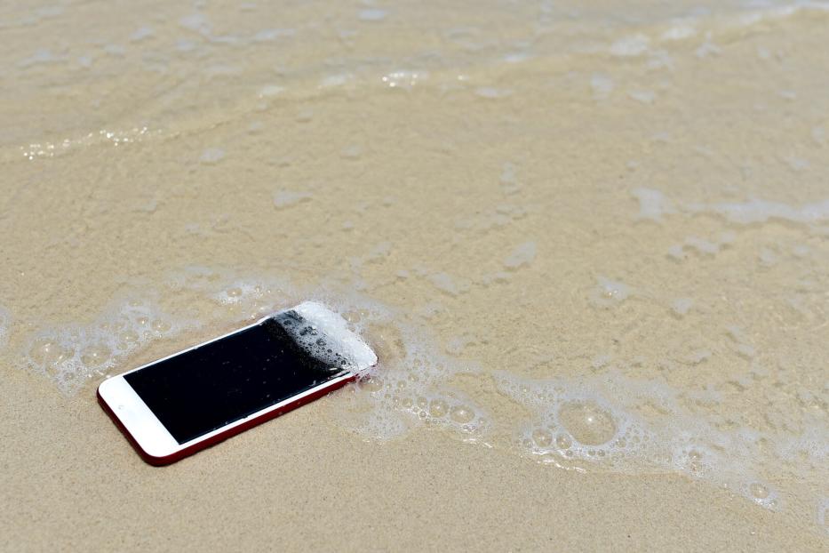 Ein Smartphone ist ins Meer gefallen.