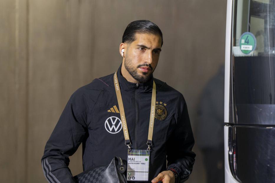 Emre Can mit stylischer Handtasche