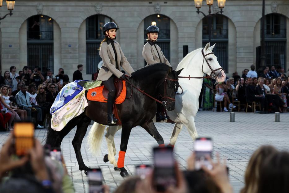 Kendall Jenner und Gigi Hadid reiten auf Pferden bei der "Vogue World" in Paris