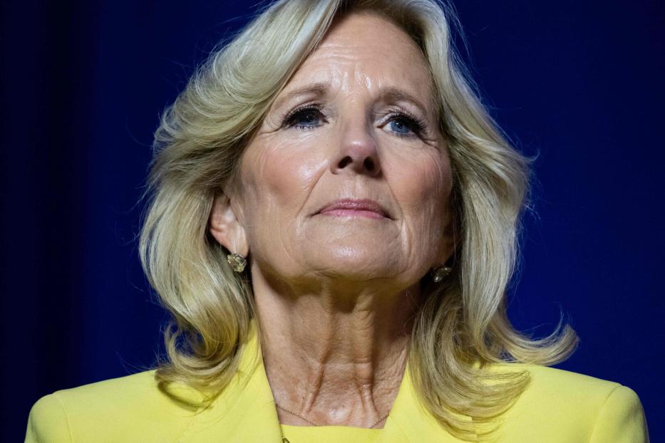 Nahaufnahme von Jill Biden in einem gelben Kostüm