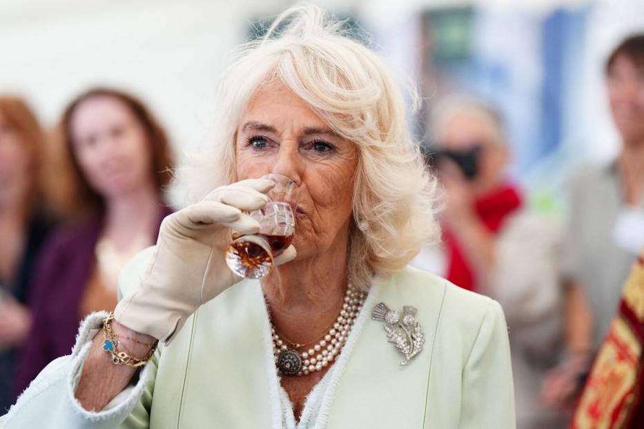 Queen Camilla probierte in Schottland Whisky