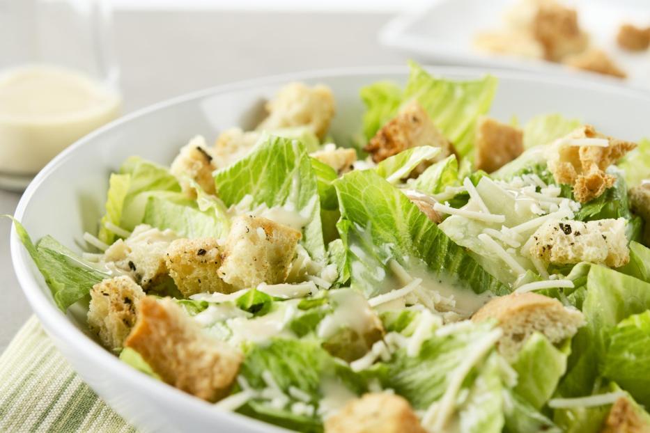 Salat in Schüssel mit Brotcroutons