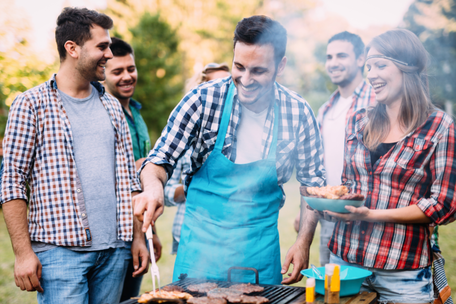 Freunde grillen gemeinsam 