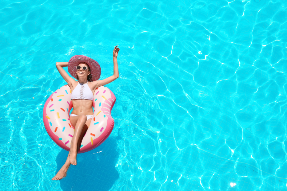 Frau im Pool auf Schwimmreifen - Abkühlung im Sommer