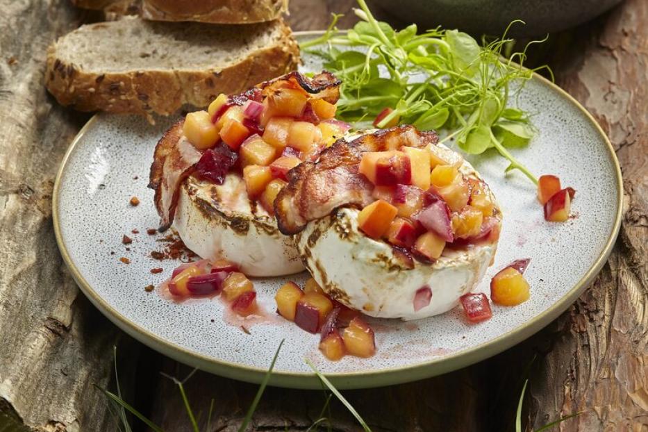 Gegrillter Hermelin-Käse (Camembert) mit Nektarinen