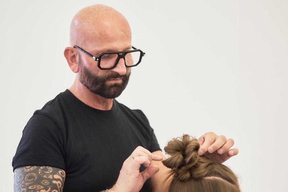 Dieter Ferschinger zeigt, wie man eine Half Bun Frisur macht