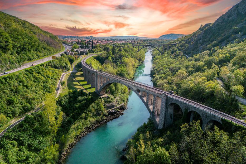 Die Brücke in Solkan führt über den Fluss Soča.