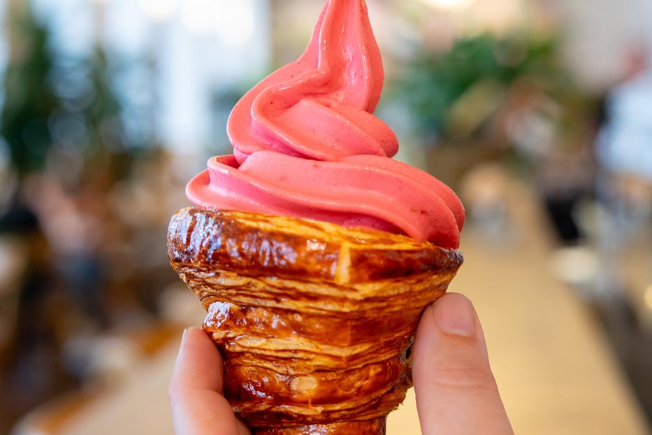 Croissant mit Himbeer-Eis