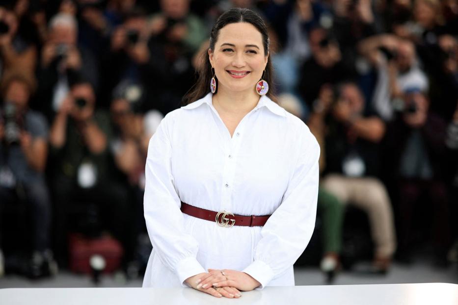 Lily Gladstone mit Logo-Gürtel in Cannes