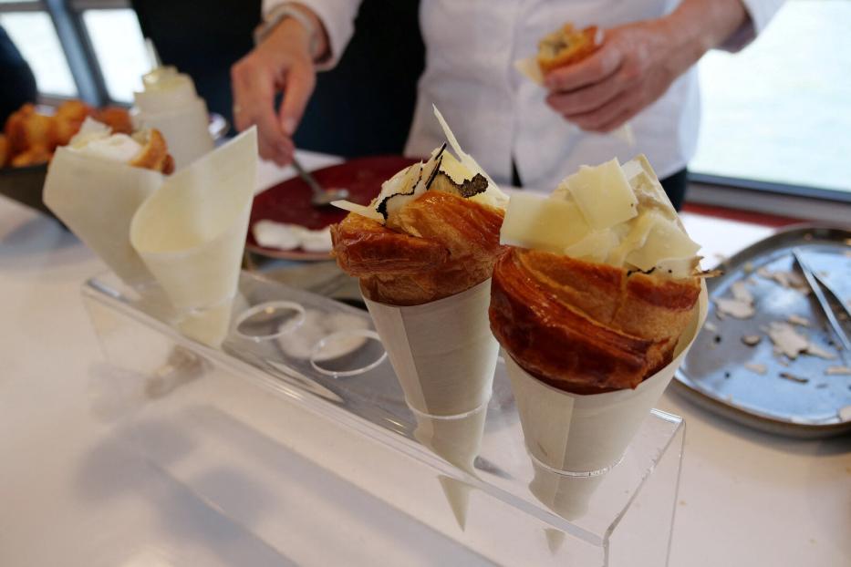 Croissants mit pochiertem Ei, Artischockencreme, Käse und Trüffel.