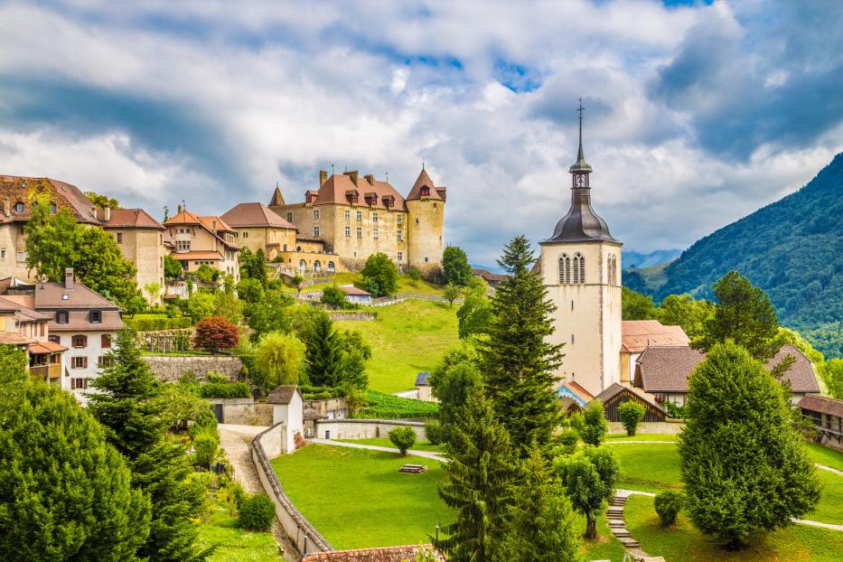 Landschaft und Türme: Blick auf das Schloss und die Pfarrkirche von Gruyères