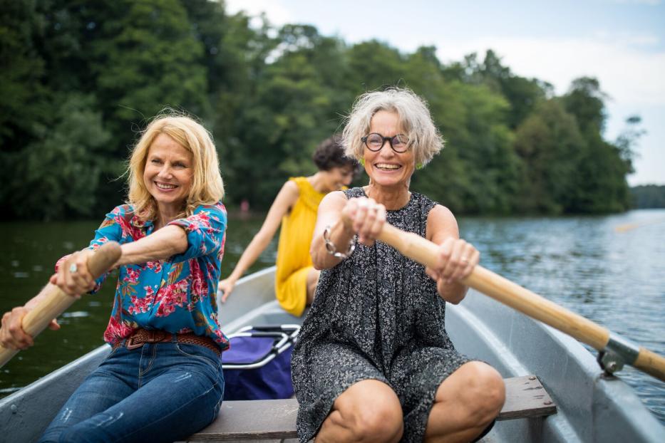 Frauen haben Spaß beim Rudern