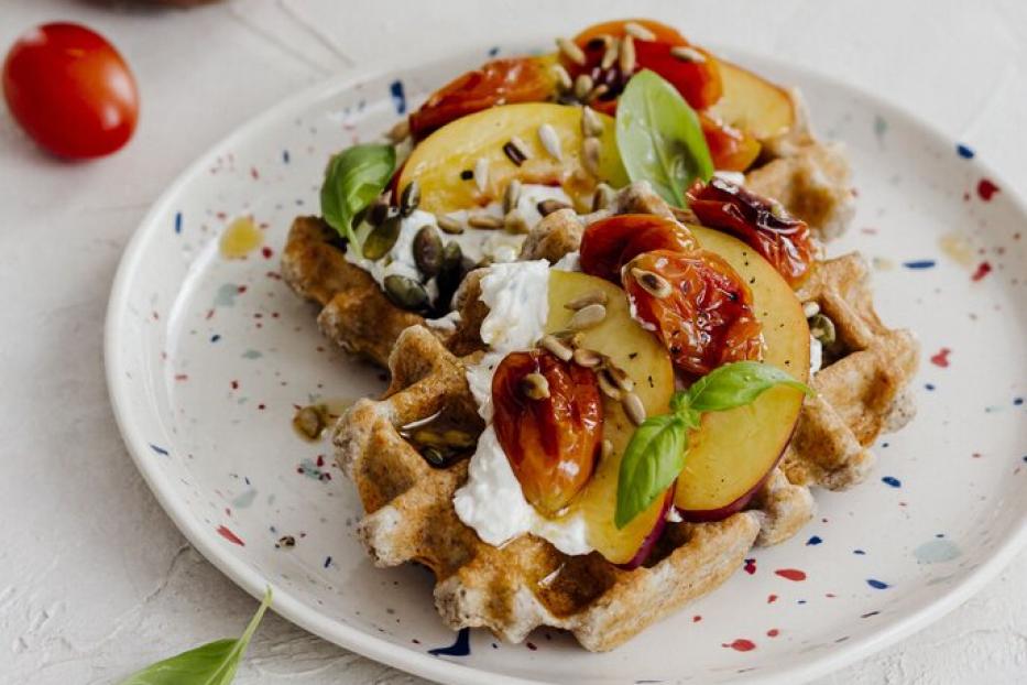 Pikante Waffeln mit Burrata, Pfirsichen und Tomaten