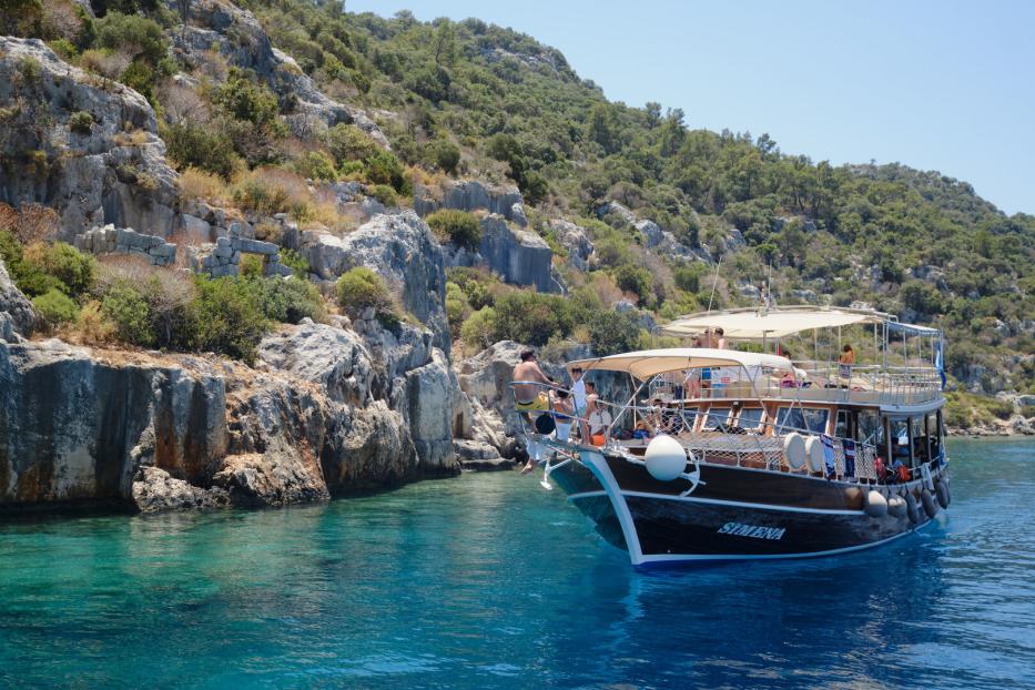 Boot fährt zur versunkenen Stadt auf der Insel Kekova in der Türkei