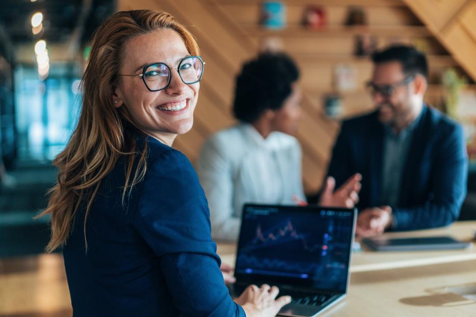 Frau sitzt am Laptop im Büro