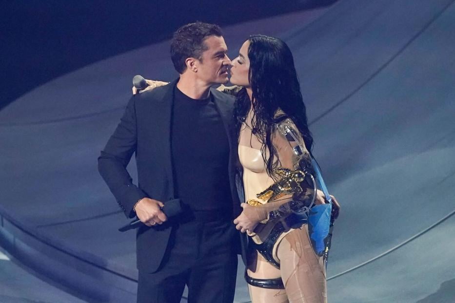 Katy Perry knutscht ihren Partner Orlando Bloom auf der Bühne ab